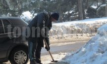 Почистването на снега около сградите е задължение на гражданите, напомниха от Община Шумен
