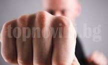 Млад мъж нахлу в дома на бившата си приятелка в Добрич и я преби