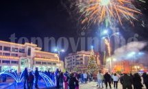 Десетметрова коледна елха грейва в Приморско на Никулден