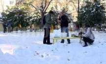 Столичанин раздава безплатно топла супа на хората в нужда