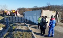 ТИР се преобърна на входа на Враца