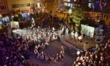 Крисия гостува на Сливен, тази вечер грейва Коледната елха в центъра на града