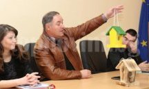 Депутатът Гюнай Хюсмен подари хранилки за птици на детските градини и училища в Исперихско