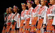 Ансамбъл „Тракийче" приветства сливналии и гостите на града в програмата на Коледния базар