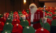 Дядо Коледа радва малчуганите в Кукления театър