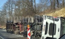 ТИР се преобърна и запуши пътя Ботевград-Мездра
