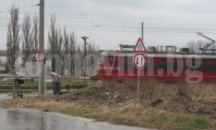 Автомобил премина жп прелез при спусната бариера и се удари във влак
