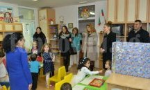 Коледен подарък получиха малчугани от детска градина в Сливен