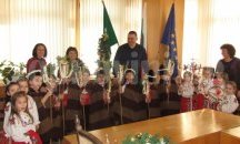 Коледарчета поздравиха кмета на Разград д-р Валентин Василев