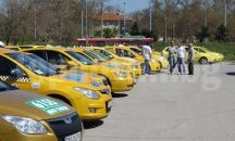 Недоволни от високия данък шофьори на таксита блокират Пловдив