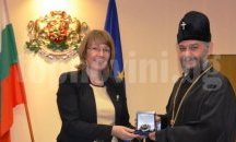 Наградиха Киприан с почетен знак на Казанлък