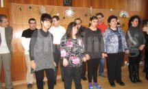 Кметът на Разград зарадва с коледни подаръци потребителите на Дневния център за възрастни хора