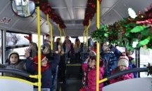 Коледен автобус зарадва стотици великотърновски деца