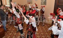Коледари от „Тракийче“ гостуваха в Сливенска община