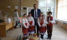 Областният управител посрещна коледари с питка