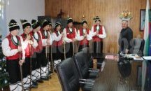 Коледари пожелаха здраве и берекет на кмета на Исперих
