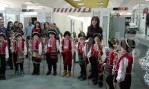 Малки коледари зарадваха служителите на НАП-Плевен
