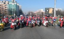 Мотористи в костюми на Дядо Коледа обикалят столицата и вършат добро