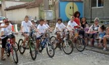 Деца от плевенската улица "Гълъбец" събраха пари за Българската Коледа