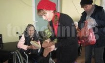 Възрастни хора от хосписа в град Левски получиха подаръци за Коледа