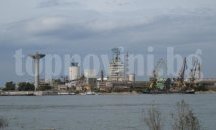 Мазно петно от потънал кораб се движи по Дунава