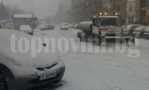20 машини чистят снега в Бургас, автобус Б1 се движи трудно