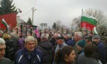 Жива верига от над 500 души блокира движението по главен път Е-79