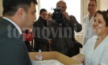 Кметът на Димитровград носи подаръци на първото бебе за 2017 г