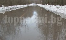 Река Велека преля и заля пътя за Царево