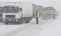 Закъсал камион блокира движението по АМ "Хемус" в посока столицата