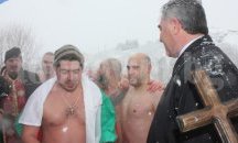 30-годишен плевенчанин извади богоявленския кръст от Вита