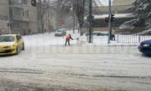 Летище Бургас приема полети, пристанището е затворено за маневриране