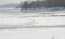 Замръзна река Дунав