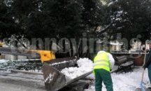Чистят снега от училищните дворове