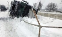 Тир се обърна до бензиностанция