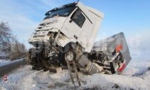 Турски тир се сгъна зрелищно на две, шофьорът се помоли на пътя