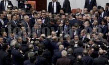Бой в турския парламент заради увеличаване правомощията на Ердоган