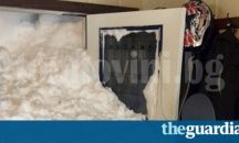 Лавина връхлетя семейство през вратата на дома им
