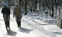 Покойници чакат ред да легнат в гроба след разчистване на снега
