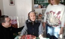 Баба Радка от Исперих получи подаръци от кмета на общината за 102-ия си рожден ден