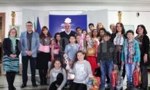 Ромчета сурвакаха и танцуваха в МОН