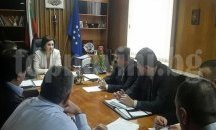 Румяна Бъчварова се скри от репортерите в Хасково