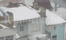 Снегът от покривите скъса кабели, но няма прекъснато електричество