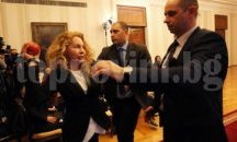 Беновска опита да хвърли ябълка по президента Плевнелиев, охраната я изхвърли