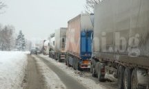 12 км. колона от автомобили на Дунав мост след отварянето на пътищата за ТИР-ове