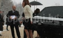 Новата първа дама с класическа визия на клетвата на президента
