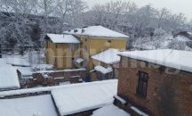 Опасен сняг надвисва от покривите в Пловдив, обезопасяват сгради