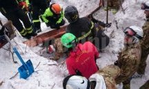 Откриха три живи деца изпод развалините на затрупания от лавина хотел в Италия