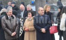 Нинова и Цветанов си размениха реплики на церемонията пред „Александър Невски“
