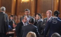 Парламентът започна извънредното си заседание, въпреки бойкота на опозицията